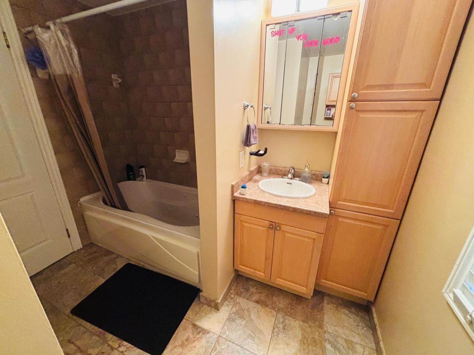 Square One Mississauga Suite- Attached Bathroom, Walking Transit & Plaza Exteriér fotografie